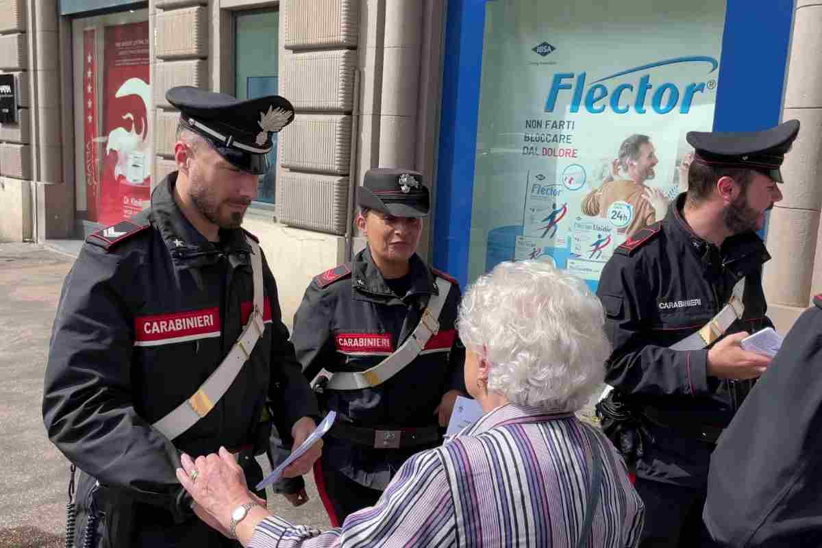 I carabinieri che assistono una signora anziana che era stata appena truffata